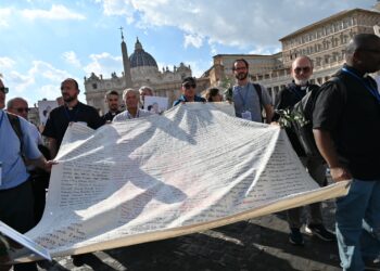 Preti contro il genocidio. Anche il Vescovo Christian Carlassare alla manifestazione a Roma per la Terra Santa