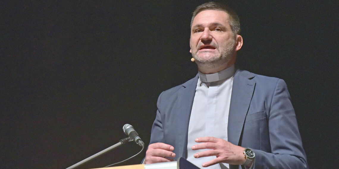 Don Michele Roselli: «Non si crede per eredità. Si sceglie di credere»