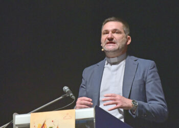Don Michele Roselli: «Non si crede per eredità. Si sceglie di credere»