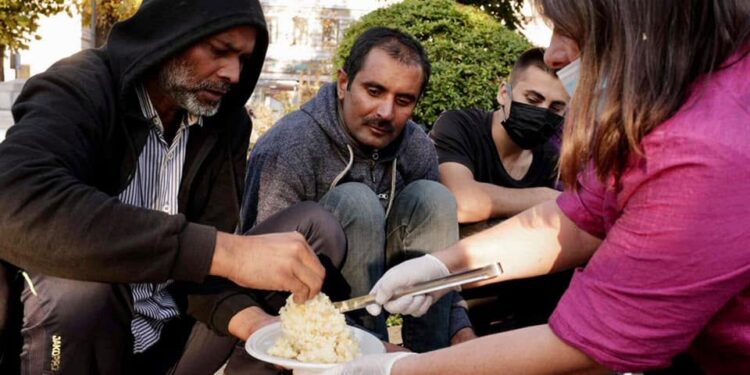 Trieste, stop ai pasti per i migranti nel weekend: «Non ci scoraggiamo»